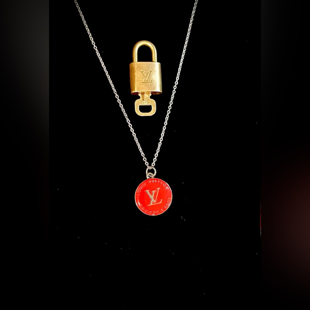 Vintage Vuitton Lock & Key #314 WITH fashion red pendant: Great Gift Combo 🎁💝💐